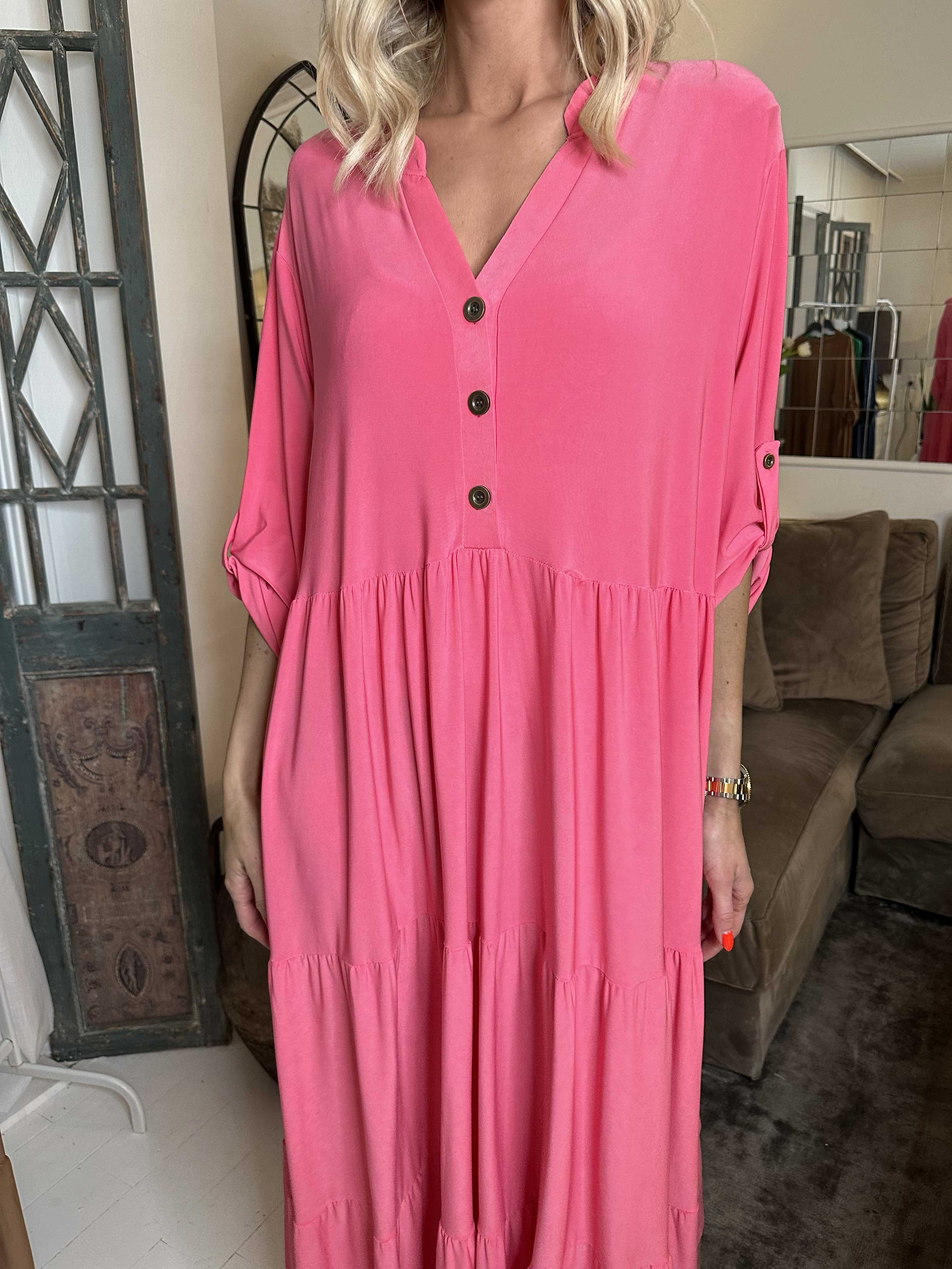 Milano Plain - Lang ensfarvet kjole med lag på lag look